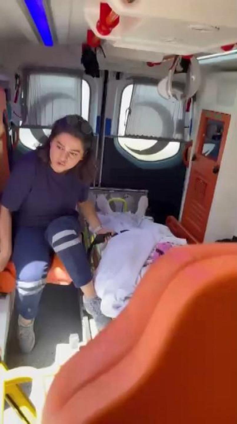 Kadıköy'de içinde hasta olduğuna inanmadıkları ambulansın önünü kesip kontrol ettiler