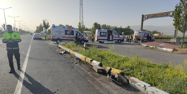 Erzurum'da otomobil, kamyonete çarptı; 12 yaralı