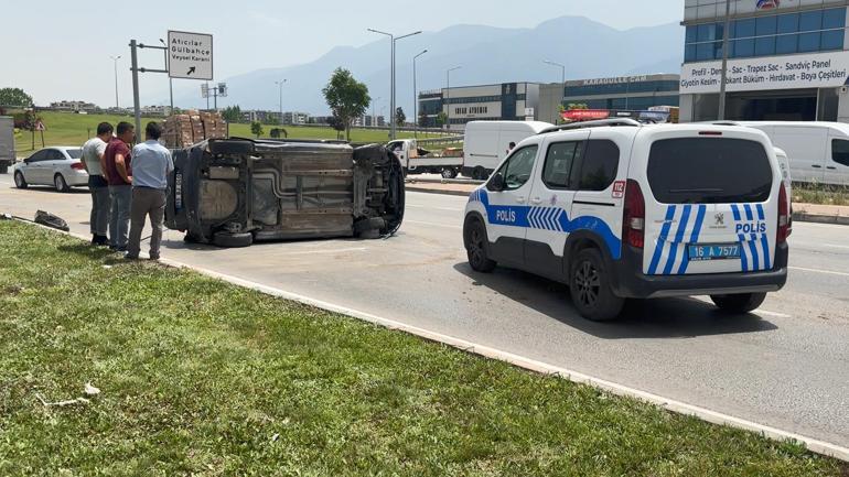 Karşı şeride geçen otomobil kamyonete çarptı; kaza anı kamerada