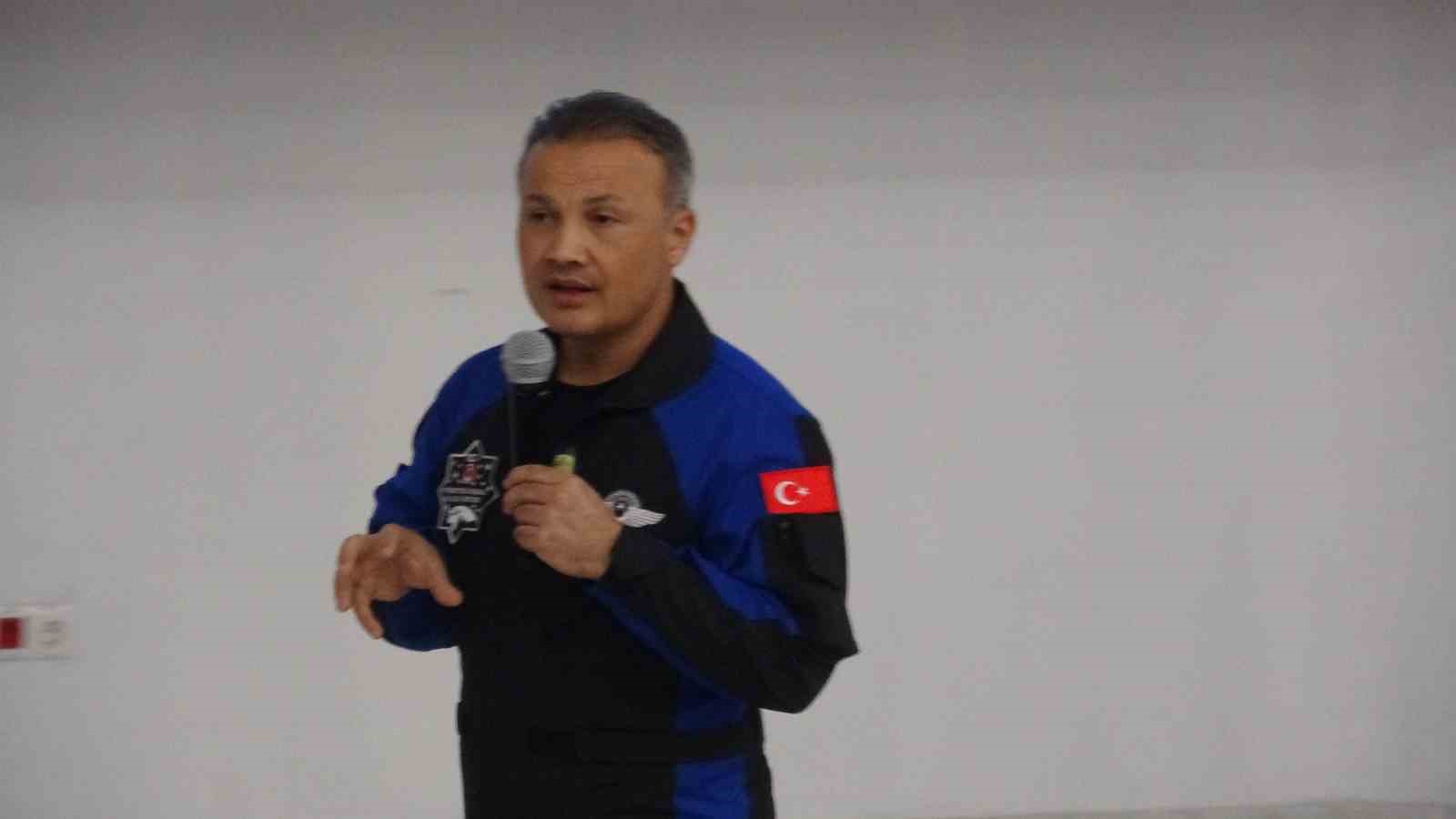 Alper Gezeravcı, Kütahya’da öğrencilerle buluştu