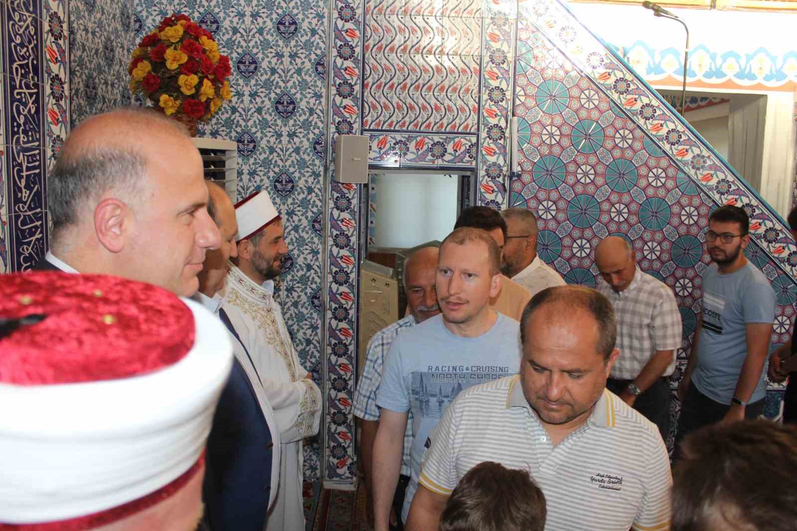 Osmaneli’de Kaymakam ve Belediye Başkanı vatandaşlarla bayramlaştı