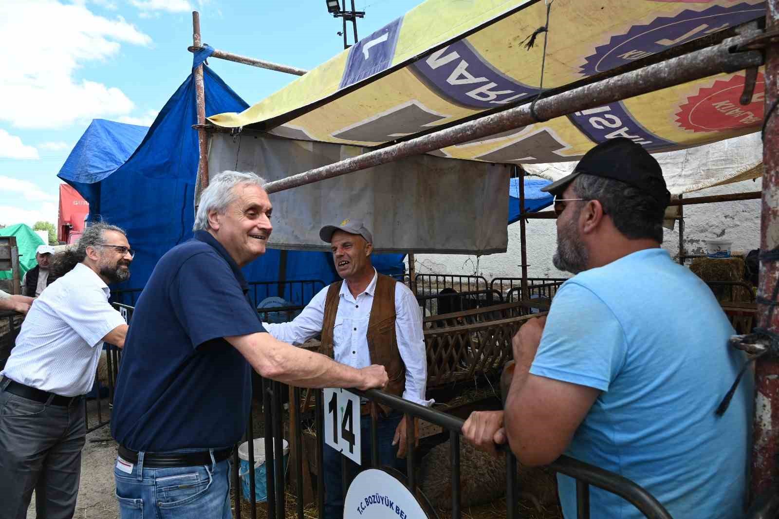 Başkan Bakkalcıoğlu canlı hayvan pazarını ziyaret etti
