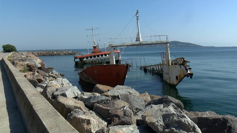 Maltepe'de batan gemiler çocukların oyun alanı oldu