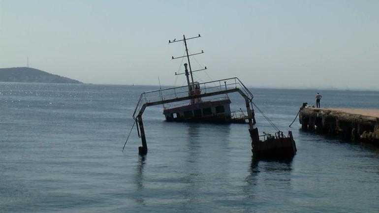 Maltepe'de batan gemiler çocukların oyun alanı oldu