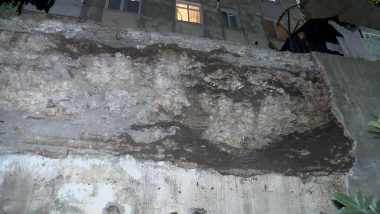 Fatih'te tarihi yapının bitişiğindeki istinat duvarı çöktü