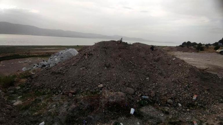 Burdur Gölü kenarına hafriyat ve atık döküldü