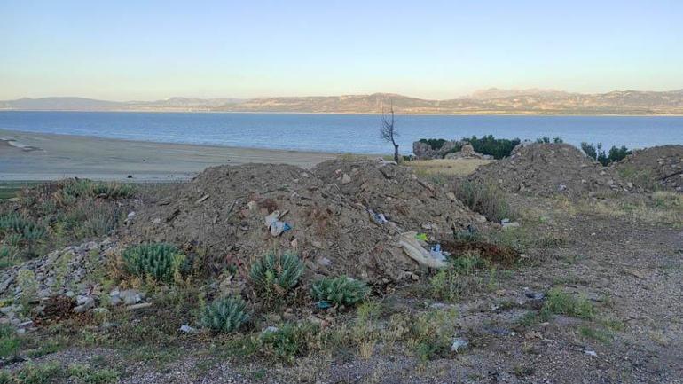 Burdur Gölü kenarına hafriyat ve atık döküldü