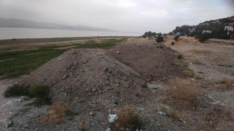 Burdur Gölü kenarına hafriyat ve atık döküldü