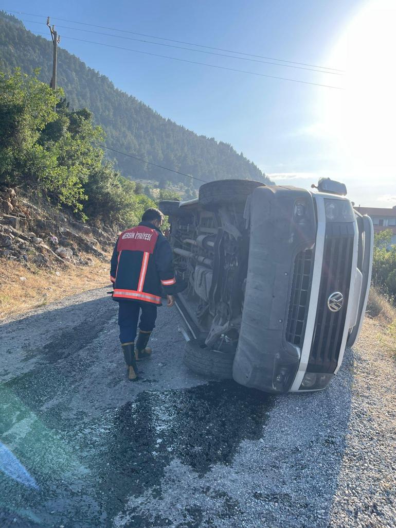 Mersin'de minibüs devrildi: 1'i ağır, 11 yaralı