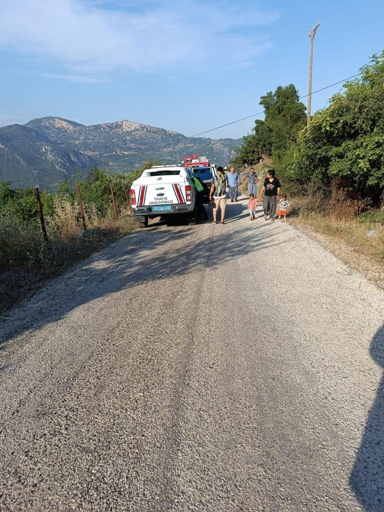 Mersin'de minibüs devrildi: 1'i ağır, 11 yaralı