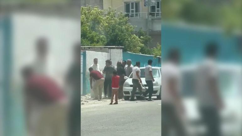 Şanlıurfa'da,1 kişinin yaralandığı silahlı komşu kavgası kamerada