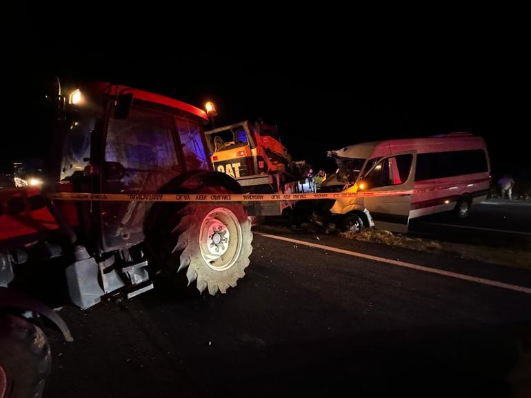 Nevşehir'de traktör ile turistlerin taşındığı minibüs çarpıştı: 10 yaralı