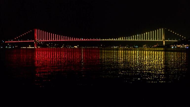 İstanbul'da köprüler sarı-kırmızı renklere büründü