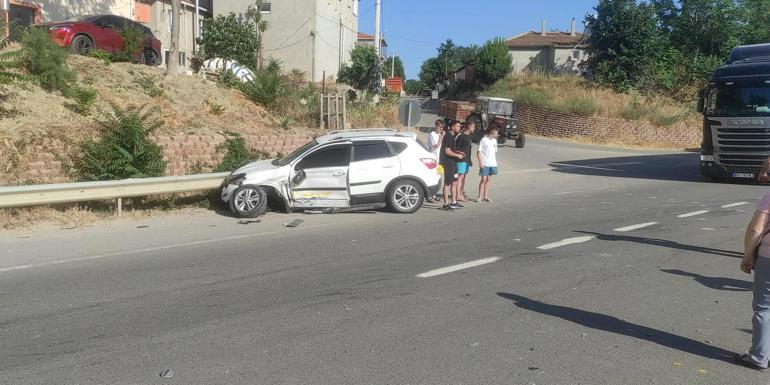 Edirne'de taksiyle otomobil çarpıştı; yaralanan 6 kişi, plaj şemsiyeleriyle güneşten korundu