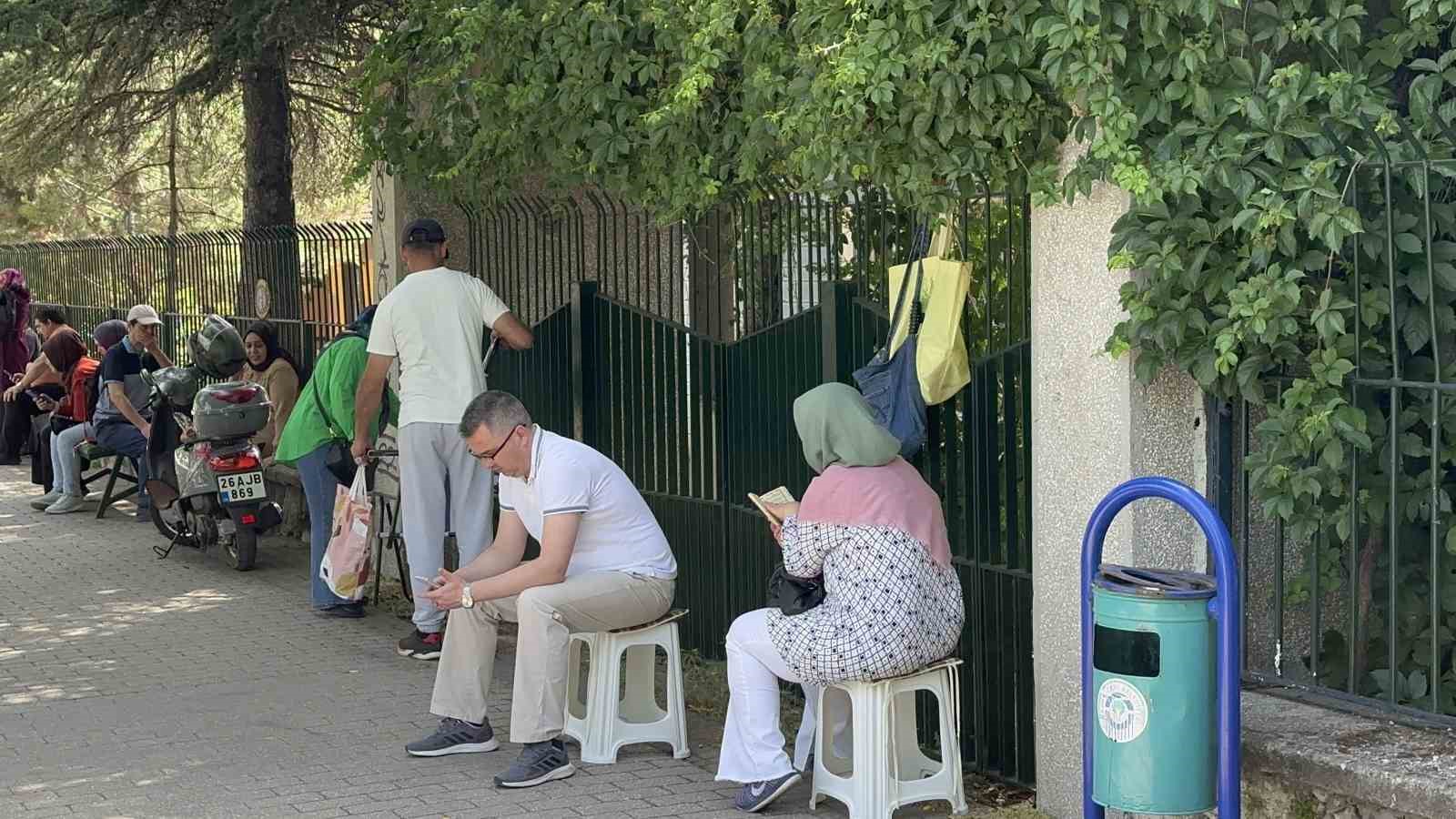 Sınava giren çocuklarını okul kapısında dua ederek beklediler