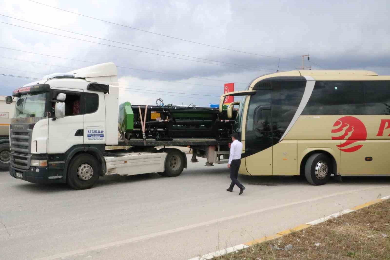 Tırla yolcu otobüsün çarpıştığı kaza ucuz atlatıldı