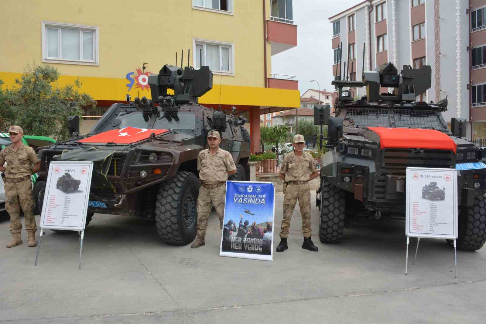 Komandoların zeybek gösterisi büyük beğeniyle topladı