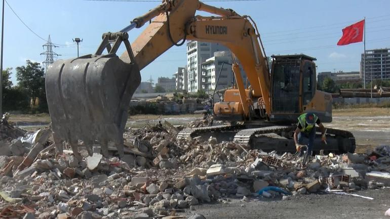 Bahçelievler'de çöken binanın molozları arasında değerli eşyalar için arama çalışması başladı