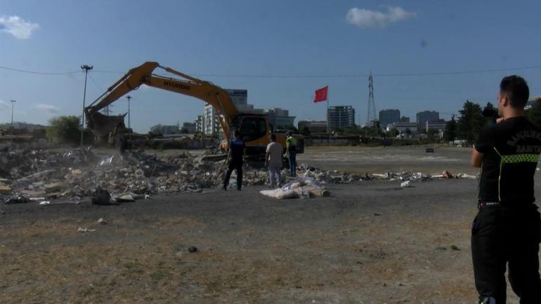 Bahçelievler'de çöken binanın molozları arasında değerli eşyalar için arama çalışması başladı