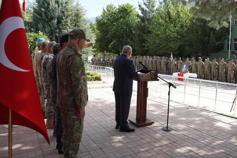 Bakan Güler, Hakkari'de Mehmetçik'le bayramlaştı