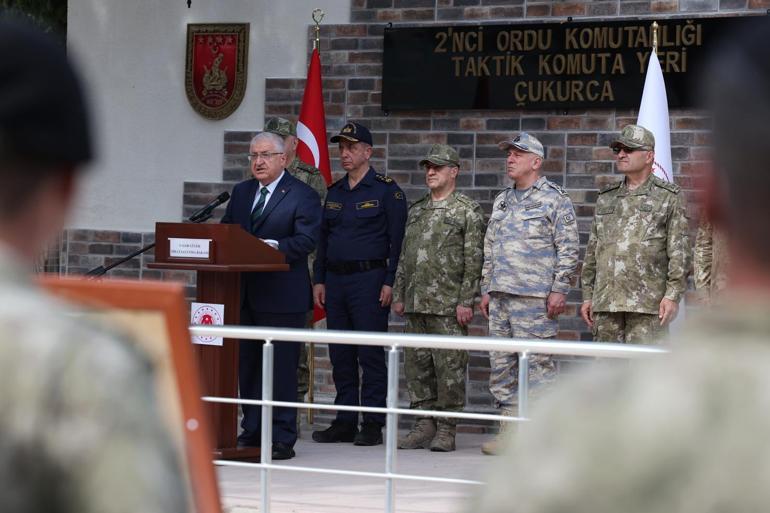 Bakan Güler, Hakkari'de Mehmetçik'le bayramlaştı