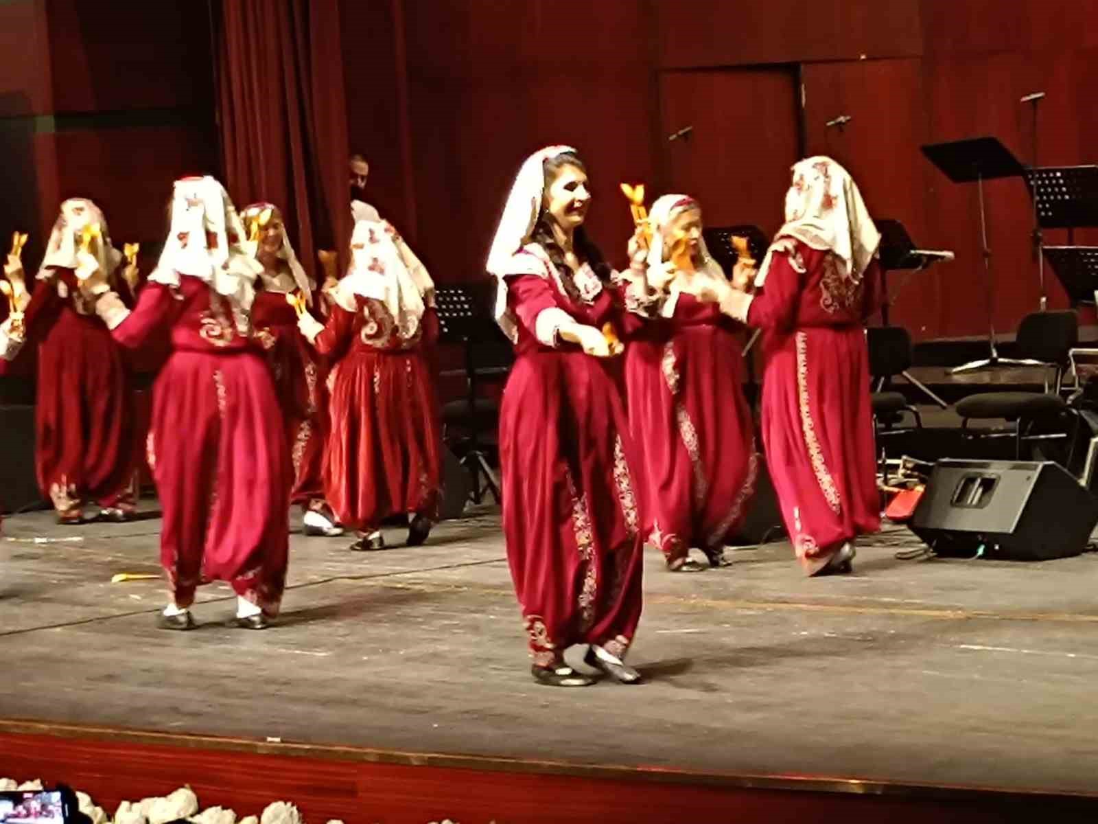 Eskişehir’de Türk halk müziği korosu konseri ve halk oyunları gösterisi