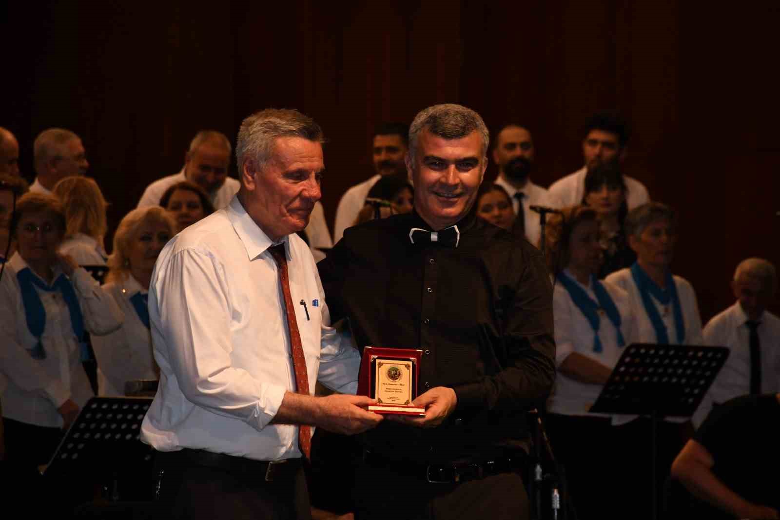 Eskişehir’de Türk halk müziği korosu konseri ve halk oyunları gösterisi