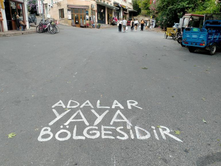 Adalar'da polis ile vatandaşlar arasında minibüs arbedesi