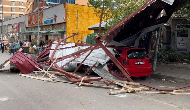 Muş'ta fırtına çatıları uçurdu, 3 araç zarar gördü