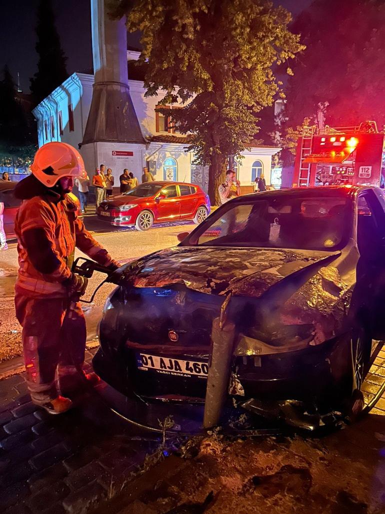 Park halindeyken kendi kendine çalışıp hareket eden otomobil, yol kenarındaki demir dubaya çarpıp alev aldı