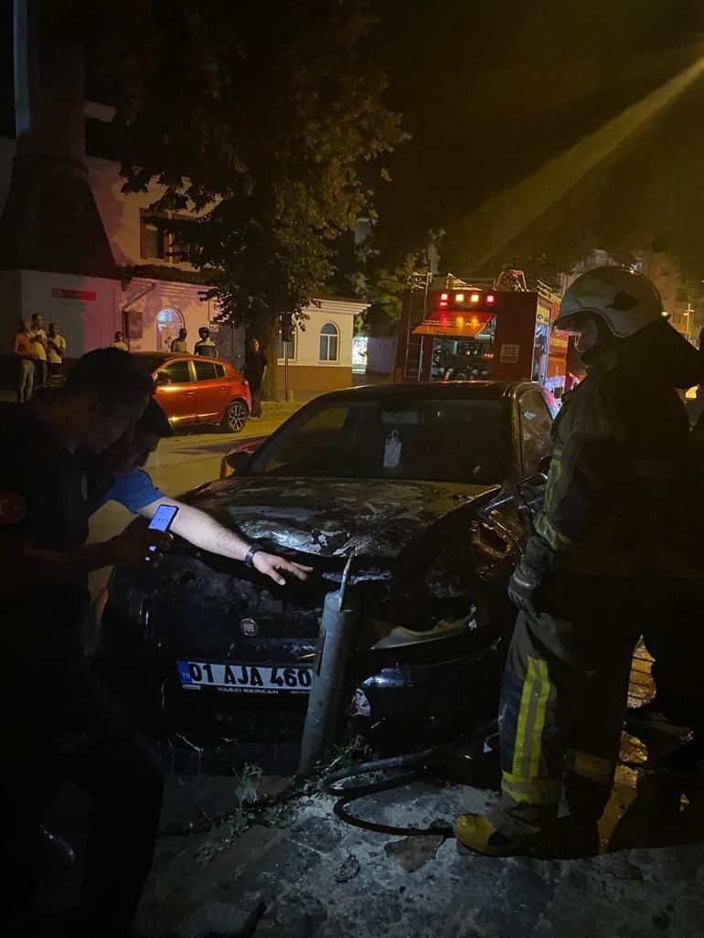 Park halindeyken kendi kendine çalışıp hareket eden otomobil, yol kenarındaki demir dubaya çarpıp alev aldı