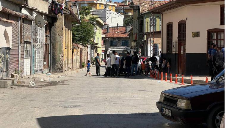 Oğlunun kavga ettiği arkadaşını bıçaklayarak öldürdü