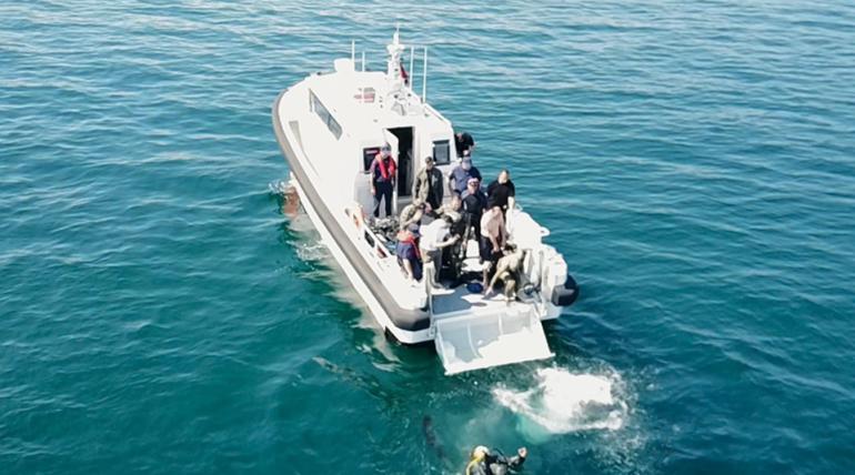 Şarköy açıklarında batık gemiye dalıp Türk bayrağı açtılar