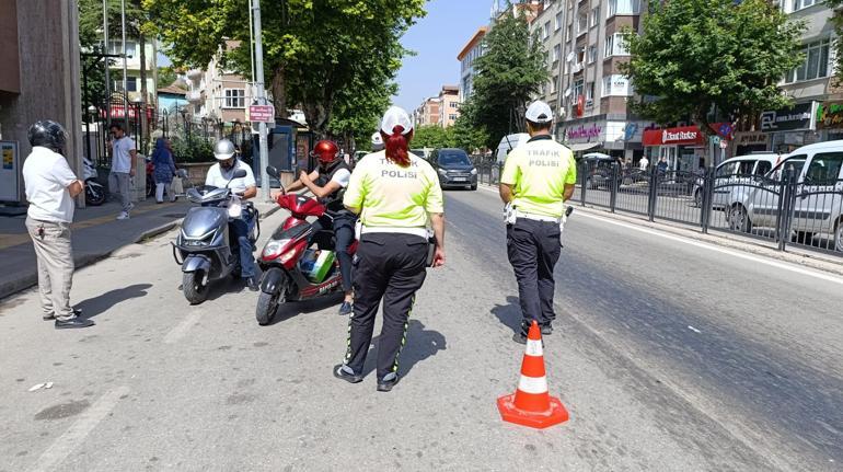 Polisten çocuğa uyarı: Çocuklar ön koltukta oturamaz ceza yazarsak çikolata paran gider