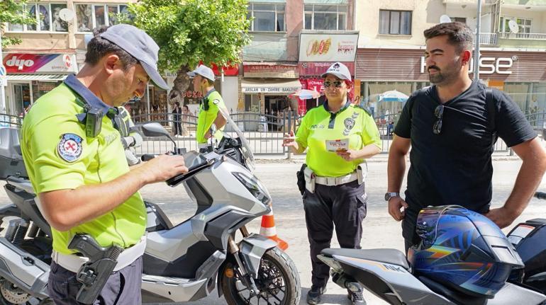 Polisten çocuğa uyarı: Çocuklar ön koltukta oturamaz ceza yazarsak çikolata paran gider