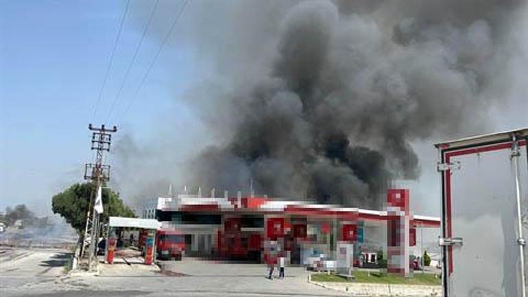 Kocaeli'de akaryakıt istasyonu bitişiğindeki palet fabrikasında yangın