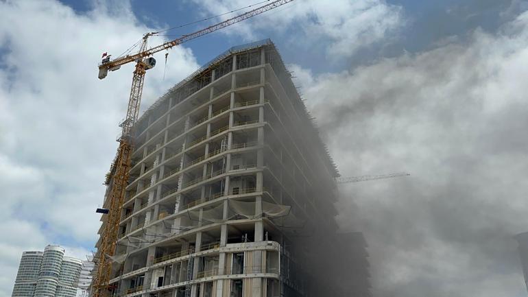 Ataşehir’de inşaatta yangın; D-100 Karayolu’nu duman kapladı