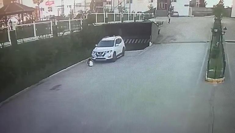 Site bahçesinde garajdan çıkan otomobilin altında kalan Alparslan, ailenin tek çocuğuymuş