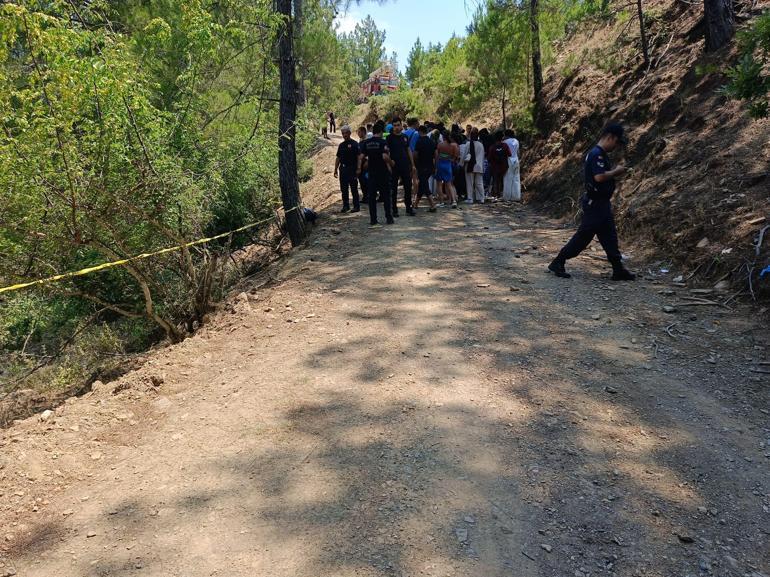 Safari aracı 5 metreden yuvarlandı; Romanyalı turist öldü, 3 kişi yaralandı