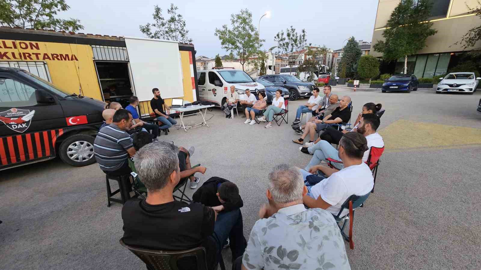 DAK enkaz riskleri ve enkazlarda yaralı taşıma teknikleri eğitimi aldı