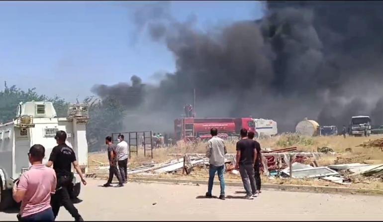 Mardin'de fabrikaya sıçrayan anız yangını, itfaiye araçları ve TOMA'larla söndürüldü