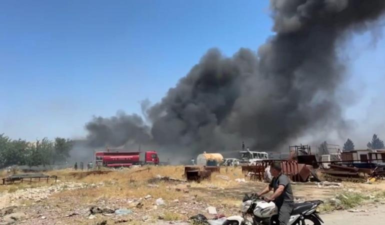 Mardin'de fabrikaya sıçrayan anız yangını, itfaiye araçları ve TOMA'larla söndürüldü