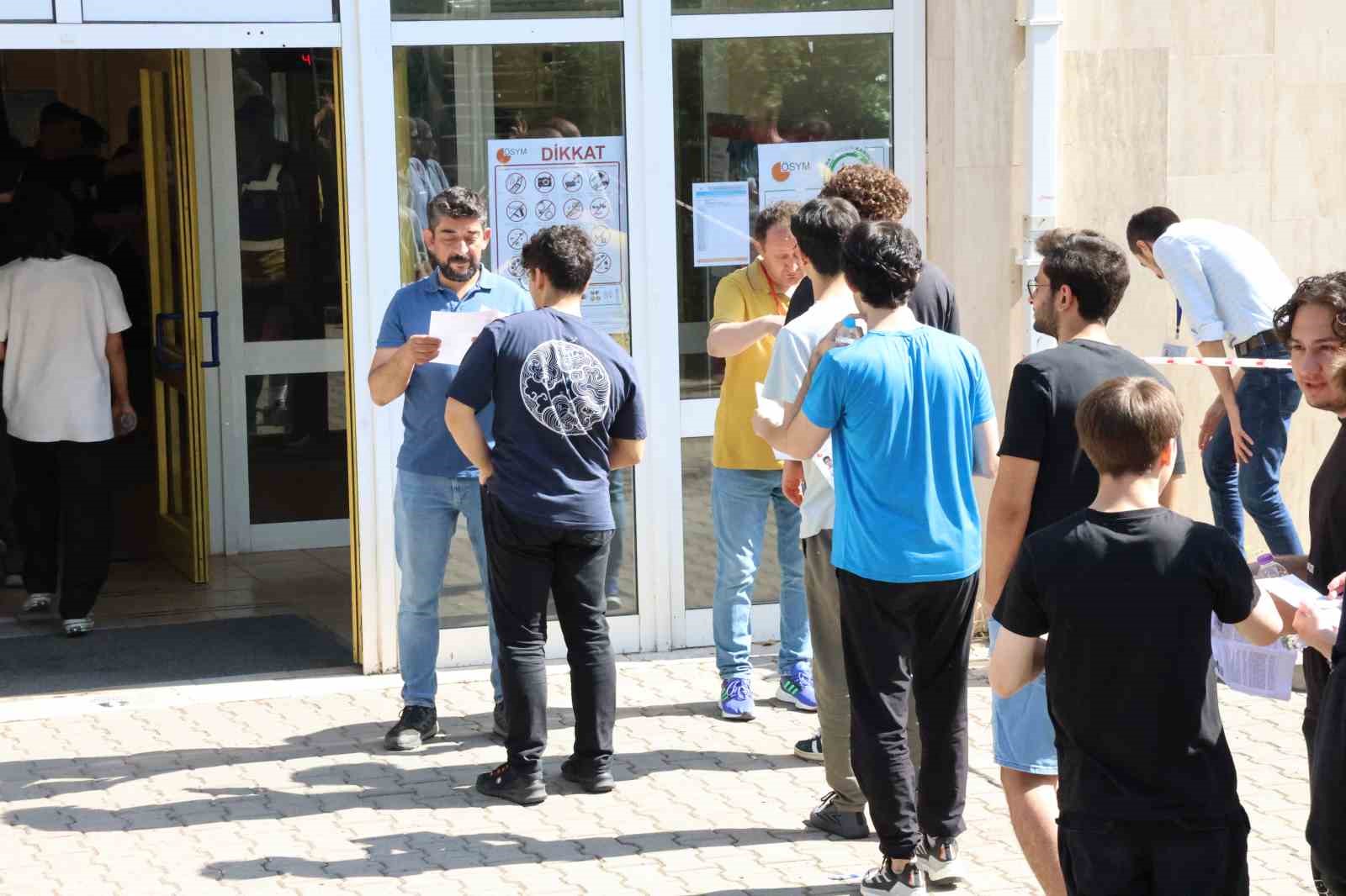 Öğrenciler sınıflarda aileleri ise dışarıda AYT heyecanı yaşadı