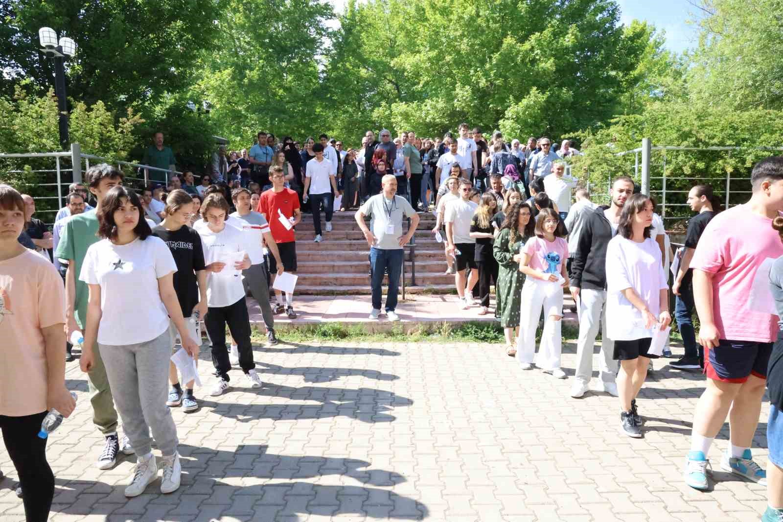 Öğrenciler sınıflarda aileleri ise dışarıda AYT heyecanı yaşadı