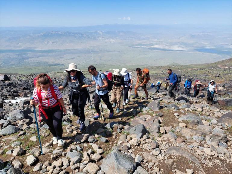 Ağrı Dağı'nın zirvesinde Türk ve Filistin bayrakları açtılar