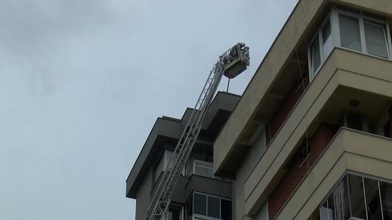 Kadıköy'de 13 katlı binanın çatısında yangın çıktı