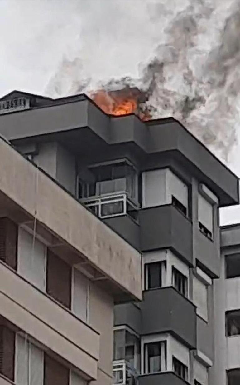 Kadıköy'de 13 katlı binanın çatısında yangın çıktı