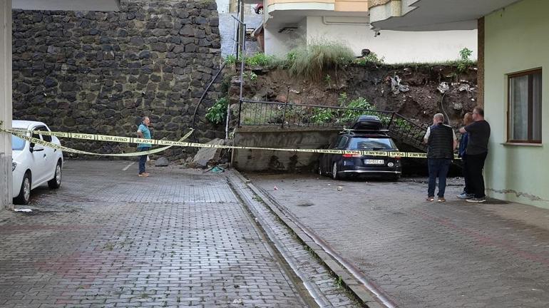 İstinat duvarı otomobilin üzerine yıkıldı; sürücü 2 dakikayla kurtuldu