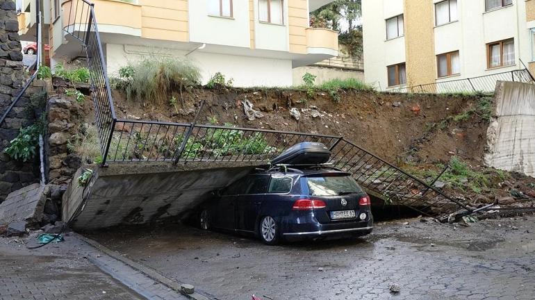 İstinat duvarı otomobilin üzerine yıkıldı; sürücü 2 dakikayla kurtuldu