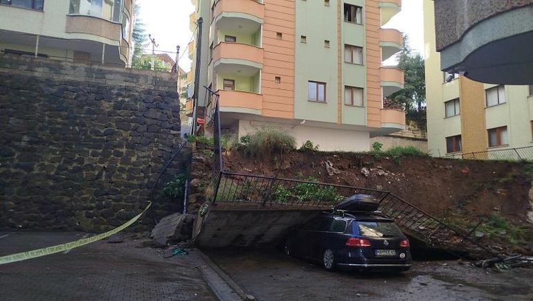 İstinat duvarı otomobilin üzerine yıkıldı; sürücü 2 dakikayla kurtuldu